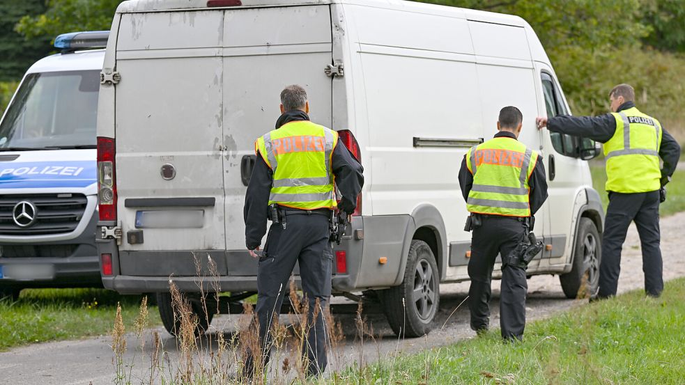 Der tödliche Unfall in Bayern verdeutlicht, welche Risiken Menschen in Kauf nehmen, um nach Deutschland zu gelangen. Das Foto zeigt Polizisten bei einer Kontrolle gegen mutmaßliche Schleuser (Symbolbild). Foto: Patrick Pleul / dpa