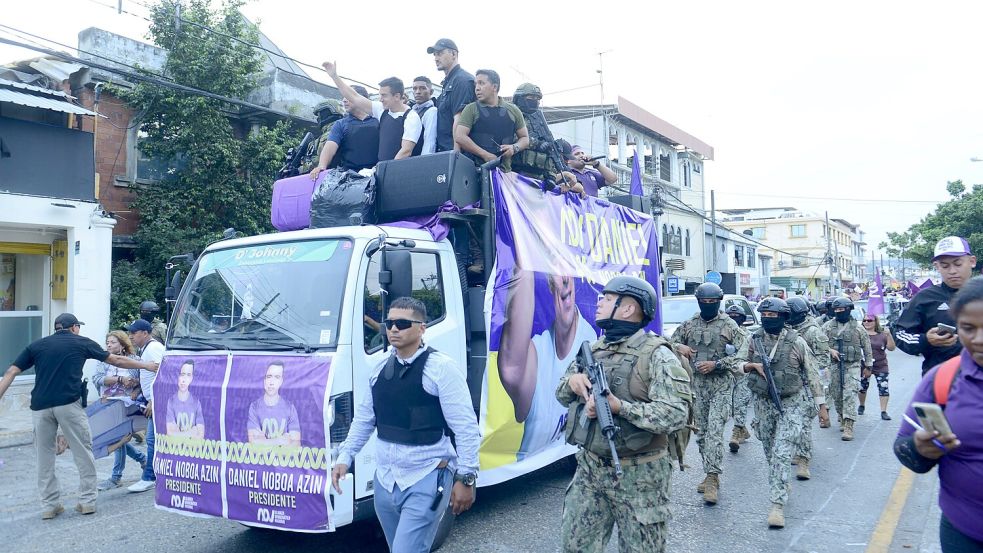 Ecuadors konservativer Abgeordnete und Sohn eines Bananenunternehmers Daniel Noboa und sein Team auf Hochsicherheits-Wahlkampftour. Foto: imago images/TheNews2/Alejandro Baque