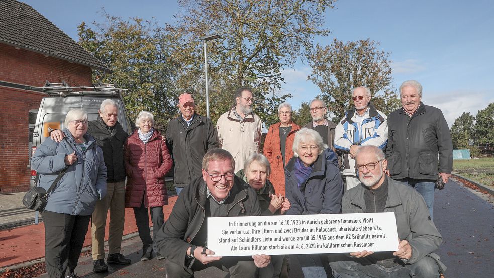 Günther Lübbers (vorne, von links), Irene Mills, Katrin Rodrian und Adrian Mills halten das Legendenschild. Foto: Romuald Banik