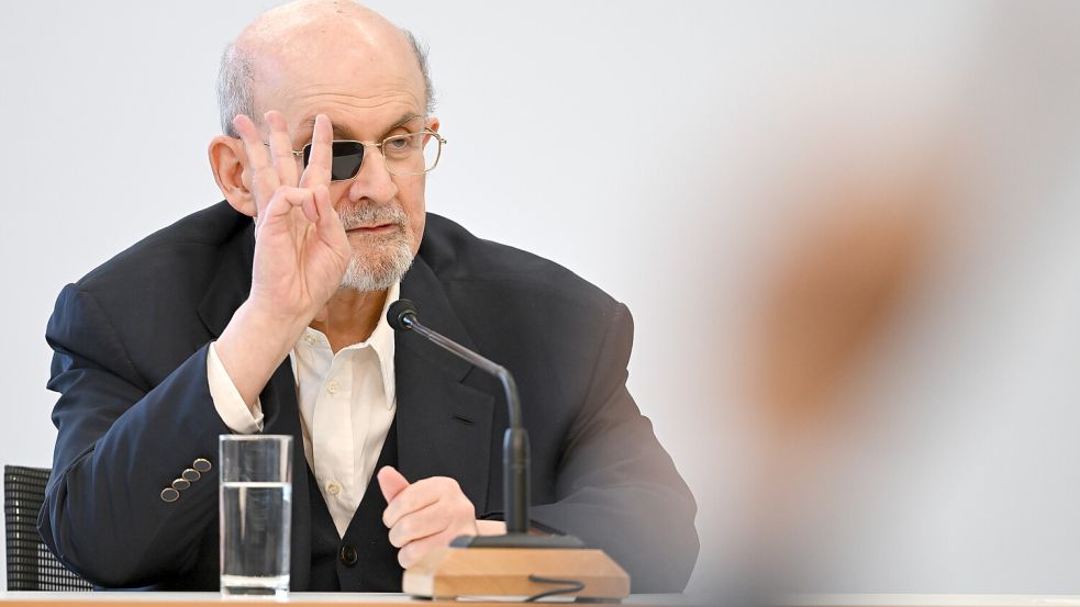 Der britische Autor Salman Rushdie, Träger des diesjährigen Friedenspreises des Deutschen Buchhandels, spricht auf der Frankfurter Buchmesse während einer Pressekonferenz. Foto: dpa