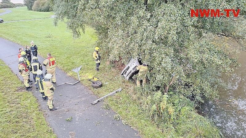 Nur ein Baum hielt den Wagen davon ab, in die Ochtum zu schleudern. Foto: NWM-TV