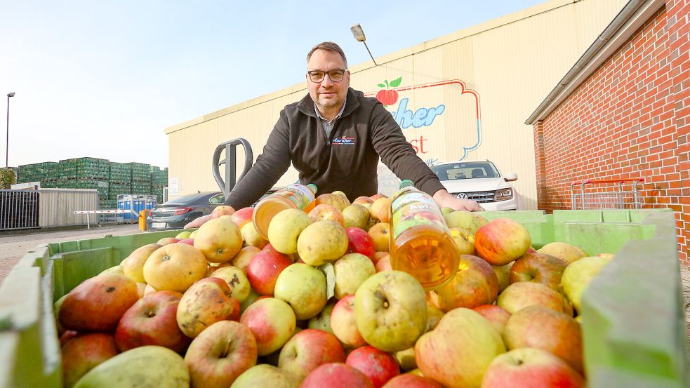 Markus Meenen zeigt einen Teil der diesjährigen Apfelernte. Diese fiel dieses Mal schwach aus. Foto: Romuald Banik