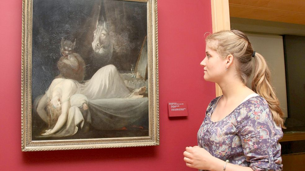 Eine Besucherin betrachtet am 22.05.2012 in der Gemäldegalerie des Goethehauses in Frankfurt am Main das Gemälde Der Nachtmahr von Johann Heinrich Füssli (um 1790/91). Foto: imago/epd