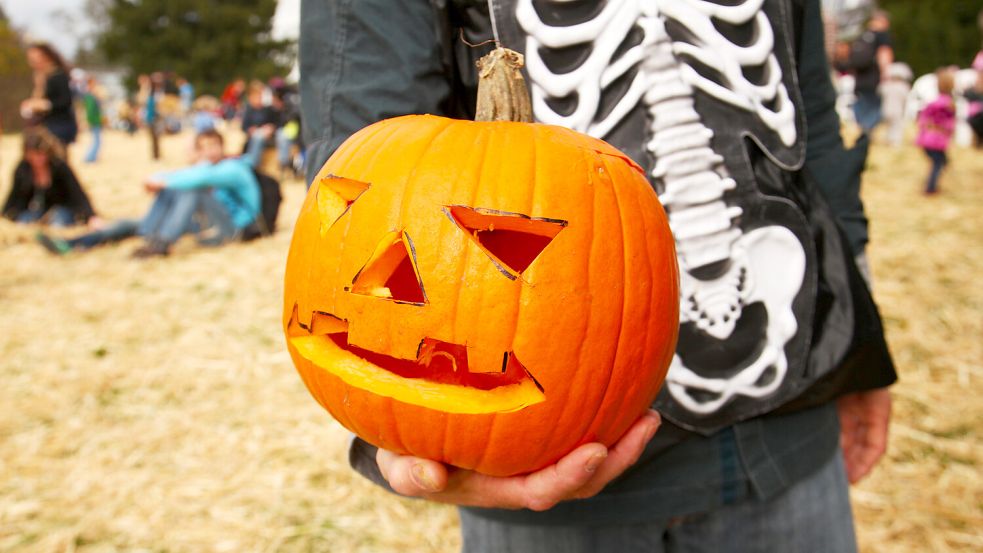 Halloween wird auch in Deutschland gerne gefeiert. Bei der Wahl des Halloween-Kostüms sollten jedoch ein paar Dinge beachtet werden. Foto: dpa/Wolfram Steinberg