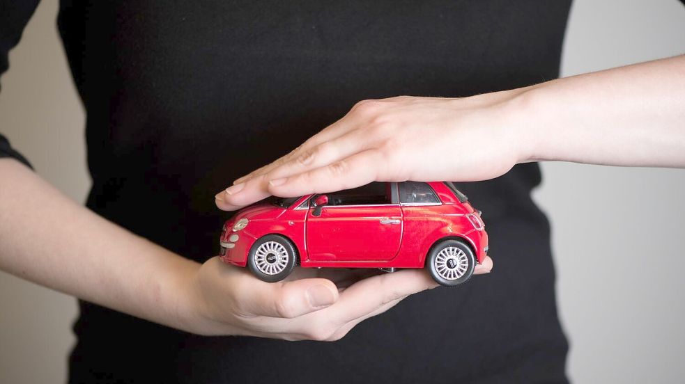 Eigentlich sind die Deutschen ihren Versicherungen treu, nur bei der Autoversicherung bricht zu jedem Jahresende das Wechselfieber aus. Foto: Andrea Warnecke/dpa-tmn