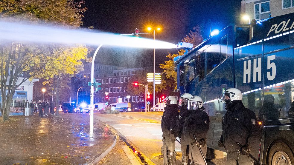 In der Halloween-Nacht ist es in Hamburg zu Ausschreitungen gekommen - die Polizei setzte Wasserwerfer gegen Randalierer ein. Foto: dpa