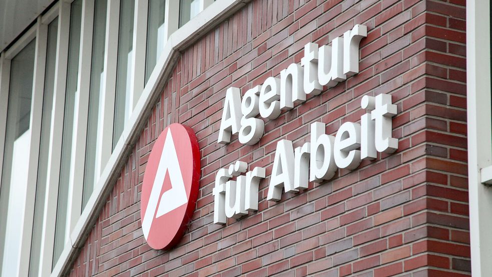 Schriftzug am Gebäude der Agentur für Arbeit in Aurich. Foto: Romuald Banik