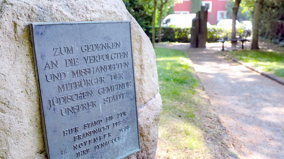 Die Gedenkveranstaltung findet am Donnerstagabend wieder am Auricher Synagogenplatz am Hohen Wall statt. Foto: Romuald Banik