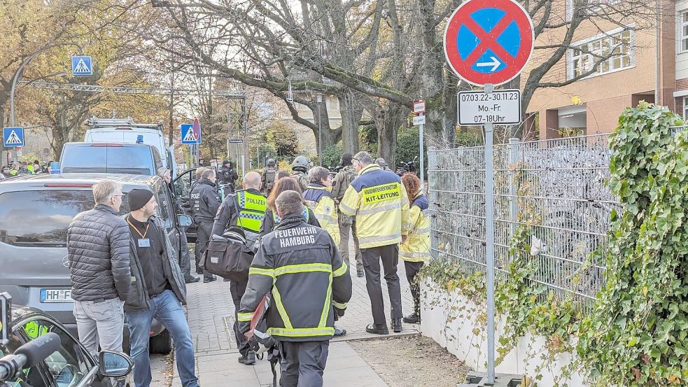 Die Polizei Hamburg ist seit dem späten Mittwochvormittag im Einsatz an einer Schule im Stadtteil Blankenese in der Frahmstraße. Foto: Yannick Kitzinger