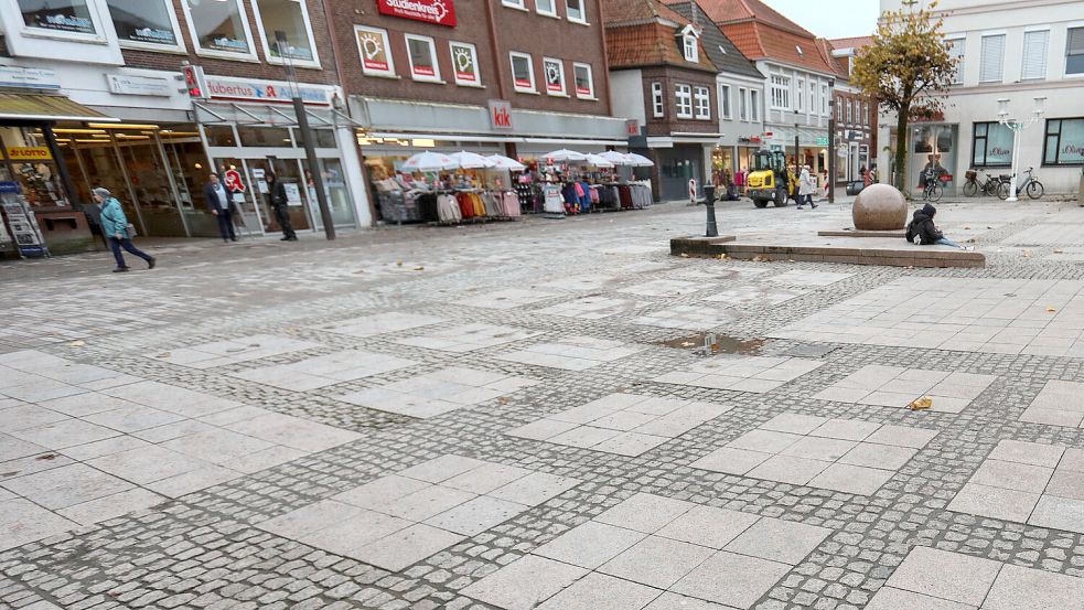 Die Fußgängerzone (im Hintergrund) ist frisch gepflastert. Der Marktplatz daneben bleibt vorerst, wie er ist. Foto: Romuald Banik