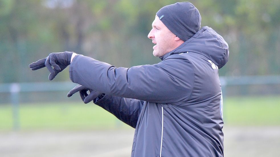 Der Auricher Übergangstrainer Stefan Wilts sah zweimal eine Führung seiner Mannschaft gegen den SV Holtland. Am Ende jubilierten aber die Gäste. Fotos: Bernd Wolfenberg