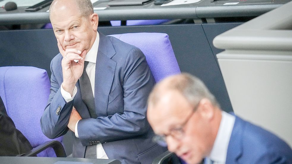 Bundeskanzler Olaf Scholz (links) will in der Migrationsfrage weiter das Gespräch mit CDU-Chef Friedrich Merz suchen. Foto: dpa/Kay Nietfeld