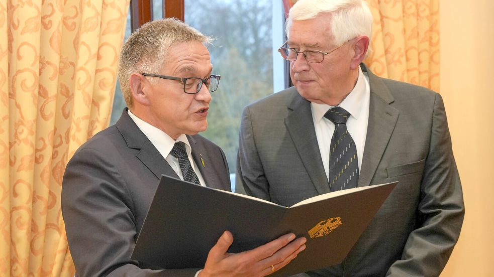 Landrat Olaf Meinen (links) überreichte Josef Antony den Verdienstorden und die dazugehörige Urkunde. Foto: Helmut Vortanz