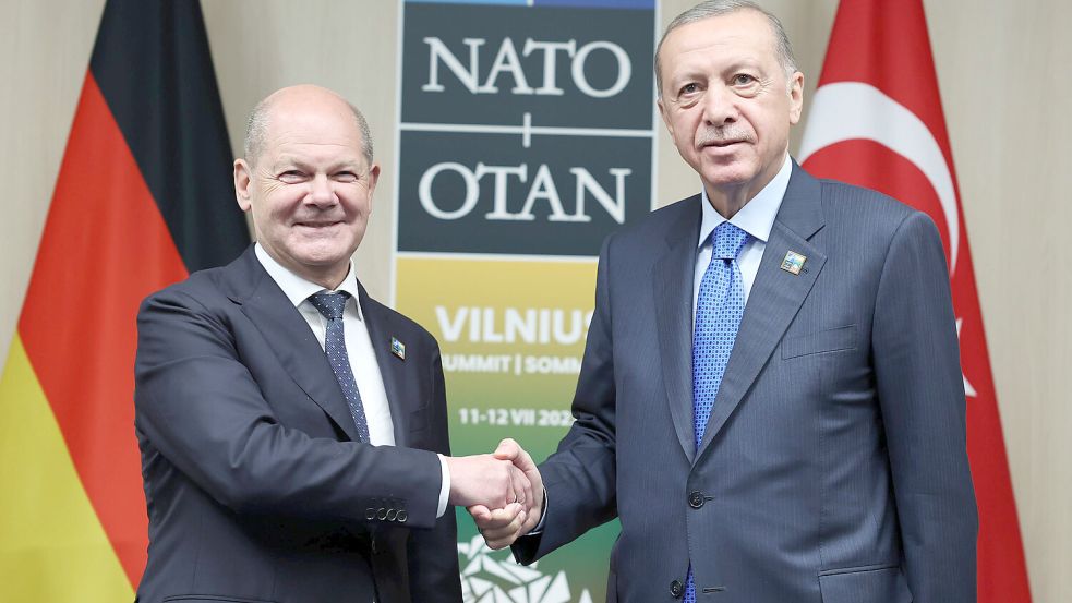 Bundeskanzler Olaf Scholz (links) und der türkische Staatspräsident Recep Tayyip Erdogan (rechts) haben auch schon am Rande eines NATO-Gipfels getroffen. Foto: imago images/UPI Photo
