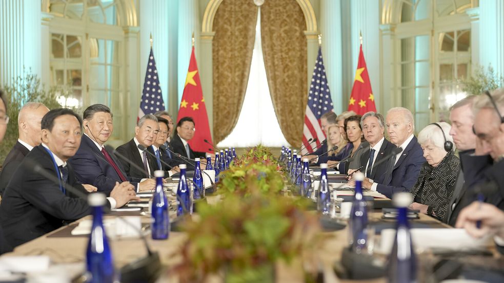 Bitte recht freundlich: Die Delegationen um US-Präsident Joe Biden und Chinas Staatschef Xi Jinping im Gespräch. Foto: picture alliance/dpa/Pool The New York Times via AP/Doug Mills