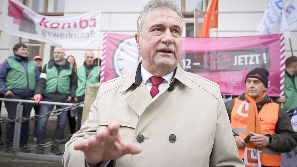 Abschlusskundgebung vor der Staatskanzlei: GDL-Chef Claus Weselsky sprach zu rund 100 Teilnehmern vom Deutschen Beamtenbund und der Gewerkschaft Deutscher Lokomotivführer. Foto: Christian Charisius/dpa