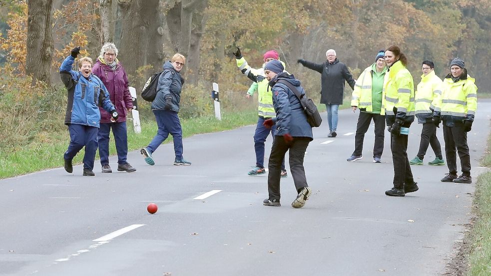 Mehrfach jubelten die Spekendorfer Werferinnen im Heimspiel gegen Dunum/Brill. Am Ende standen sieben Würfe auf der Habenseite. Foto: Wilfried Gronewold