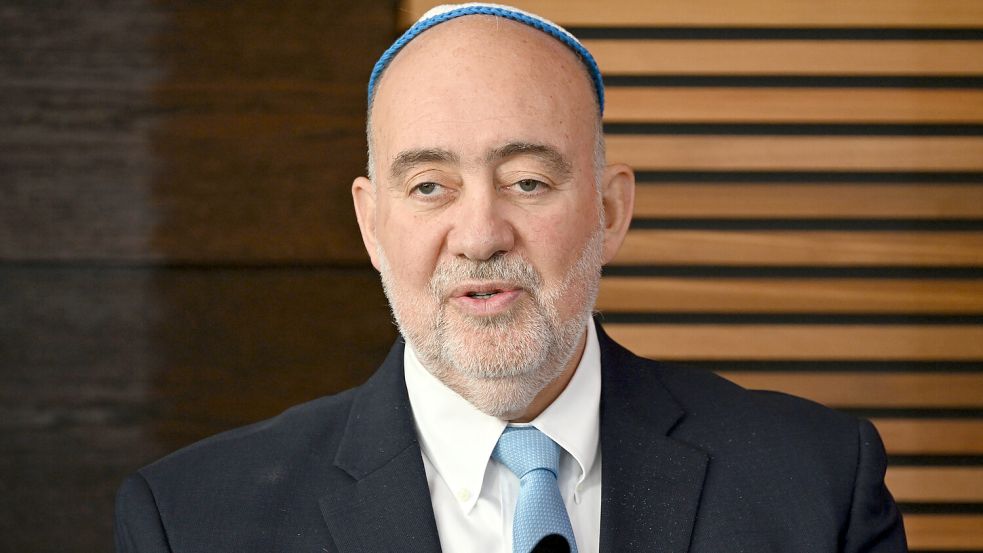 Der israelische Botschafter Ron Prosor bei der Einweihung der neu erbauten Synagoge in Dessau-Roßlau. Wir trafen den Botschafter zum Interview in der Botschaft Israels in Berlin. Foto: Hendrik Schmidt