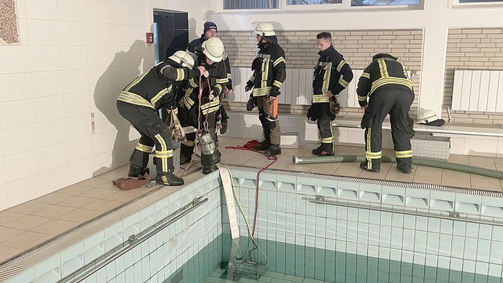 Feuerwehrleute pumpten das Wasser aus dem Schwimmbad. Foto: Feuerwehr Norden