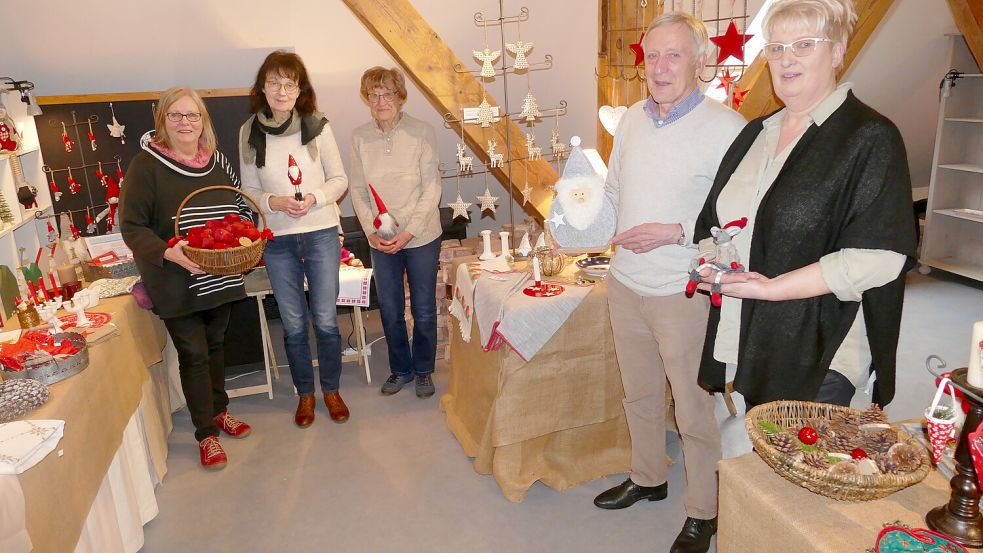 Sie möchten ihren Gästen wieder etwas Besonderes bieten: Dagmar Brüdigam (von links), Anna Buttjer, Ingrid Schweers, Bernd Buttjer und Irmgard Reuter vom Ihlower Klosterverein Foto: Werner Jürgens