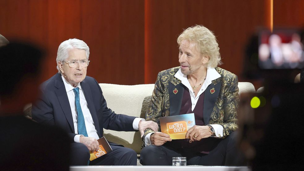 Der Erfinder von „Wetten, dass..?“, Frank Elstner (links), ist Ende 2021 in der Jubiläumsshow zu Gast und unterhält sich mit Moderator Thomas Gottschalk. Im Interview mit unserer Redaktion spricht der 81-Jährige auch über seine Krankheit Parkinson. Foto: Daniel Karmann/dpa