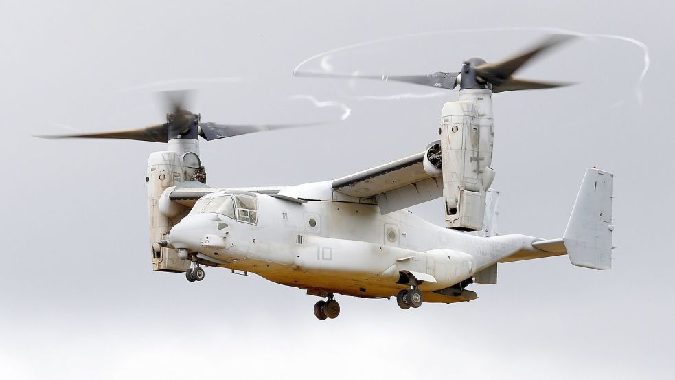 Ein Osprey Kipprotor-Wandelflugzeug des US-Militärs fliegt über Japan. Ein Flugzeug dieses Typs ist nun vor der japanischen Küste abgestürzt. Foto: dpa/kyodo