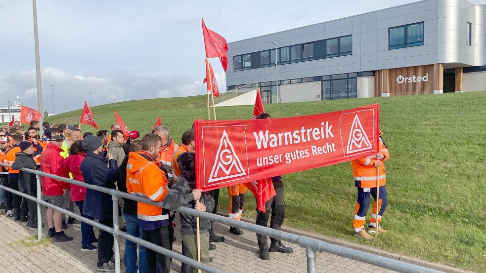 Schon zum Auftakt der Tarifgespräche zogen Mitarbeiter und Gewerkschafter bei einem Warnstreik vor die Orsted-Betriebszentrale in Norddeich. Foto: Aiko Recke
