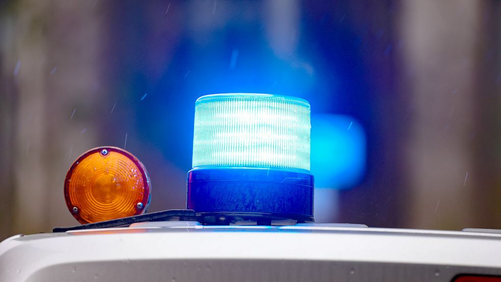 Die Polizei muss in Göppingen in Baden-Württemberg einen Weihnachtsmarkt räumen. Foto: imago images/localpic