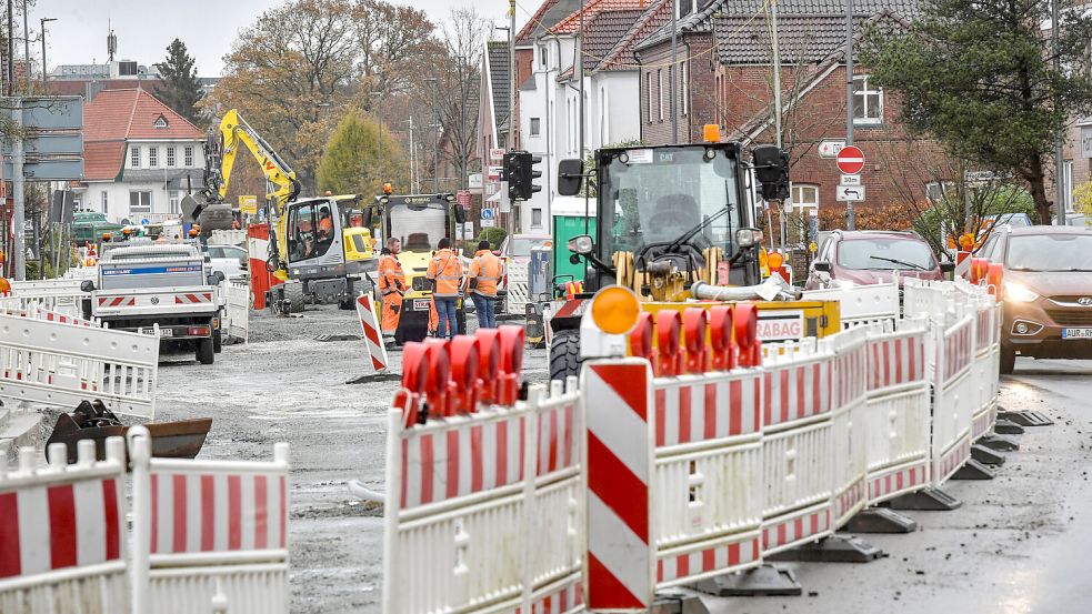 Die Fockenbollwerkstraße in Aurich ist derzeit eine Großbaustelle. Autos können sie nur in eine Richtung befahren. Foto: Ortgies