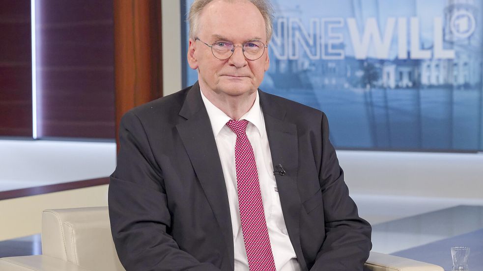 Reiner Haseloff verbittet sich eine Diskussion über die Schuldenbremse und führt in der ARD-Talkshow „Anne Will“ aus, warum sich Deutschland aktuell in einer Notlage befinde. Foto: imago images/Jürgen Heinrich