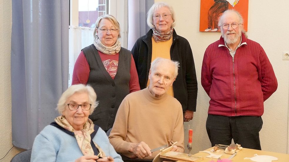 Ursula Westermann und Lothar Fox (sitzend), beide aus dem Kreativkreis sowie Doris Scholz (stehend von links), Elisabeth Funke und Heinz Galliat. Foto: Helmut Vortanz