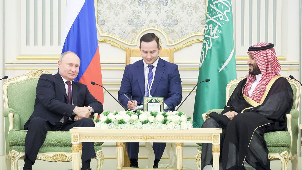 Die Gesten der Wertschätzung für Putin (l.) unterschieden sich deutlich von den oft frostigen Begegnungen zwischen dem saudischen Thronfolger Mohammes bin Salman (r.) und US-Präsident Joe Biden. Foto: imago images/ITAR-TASS