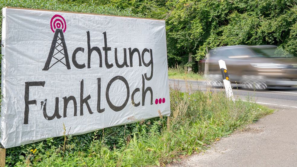 Die Warnungen vor Funklöchern sind teilweise richtig kreativ. Aber wie groß ist das Problem des fehlenden Netzes noch? Foto: dpa/Monika Skolimowska