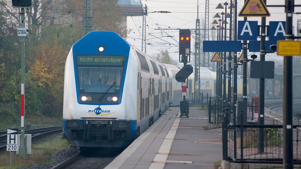 Wegen der Reparatur an einer Oberleitung ist der Zugverkehr am Donnerstagmorgen zwischen Bremen und Hamburg beeinträchtigt. Foto: dpa/Philipp Schulze