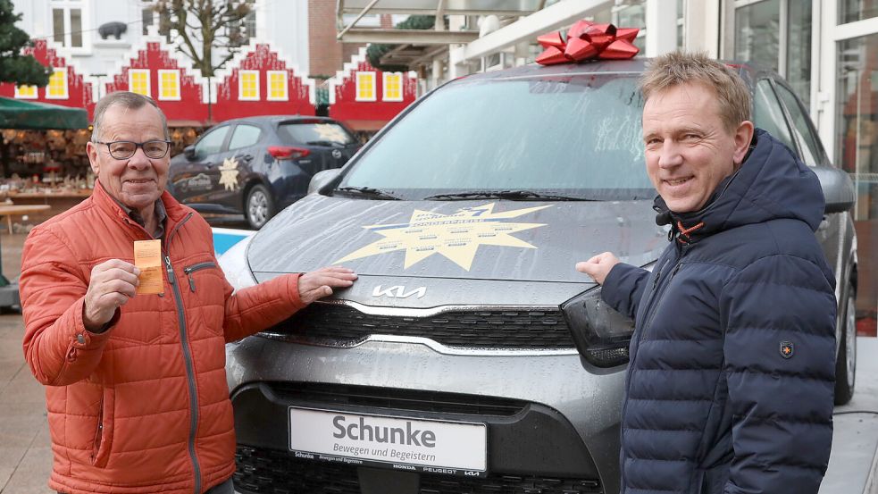 Klaas Schuster (links) ist der dritte Gewinner eines Autos. In diesem Fall handelt es sich um einen Kia Picanto, überreicht von Michael Schunke vom gleichnamigen Autohaus. Foto: Romuald Banik