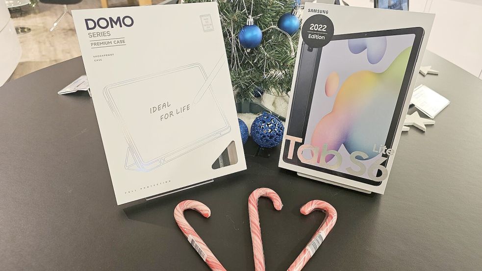 Zuckersüße Frage: Wie viele Zuckerstangen sind im ON-Media-Store dekoriert? Das Zählen lohnt sich! Als Preis wartet auf den Gewinner ein Samsung-Tablet und ein dreimonatiges E-Paper-Abo der Ostfriesischen Nachrichten. Foto: Tizian Dunkmann