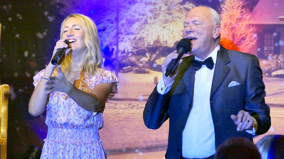 Von „White Chrismas“ bis „Let It Snow“: Jens Sörensen und Jördis Schulginn präsentierten eine schwungvolle Auswahl bekannter Weihnachts- und Winterlieder. Foto: Werner Jürgens