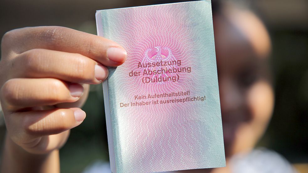 Abgelehnte Asylbewerber werden häufig nicht abgeschoben. Sie werden in Deutschland geduldet. Das Chancen-Aufenthaltsgesetz richtete sich besonders an sie. Wie wird es genutzt? Foto: dpa