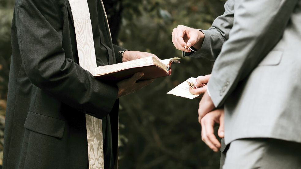 Homosexuelle Paare dürfen bald von katholischen Priestern gesegnet werden. Foto: Unsplash/zelleduda