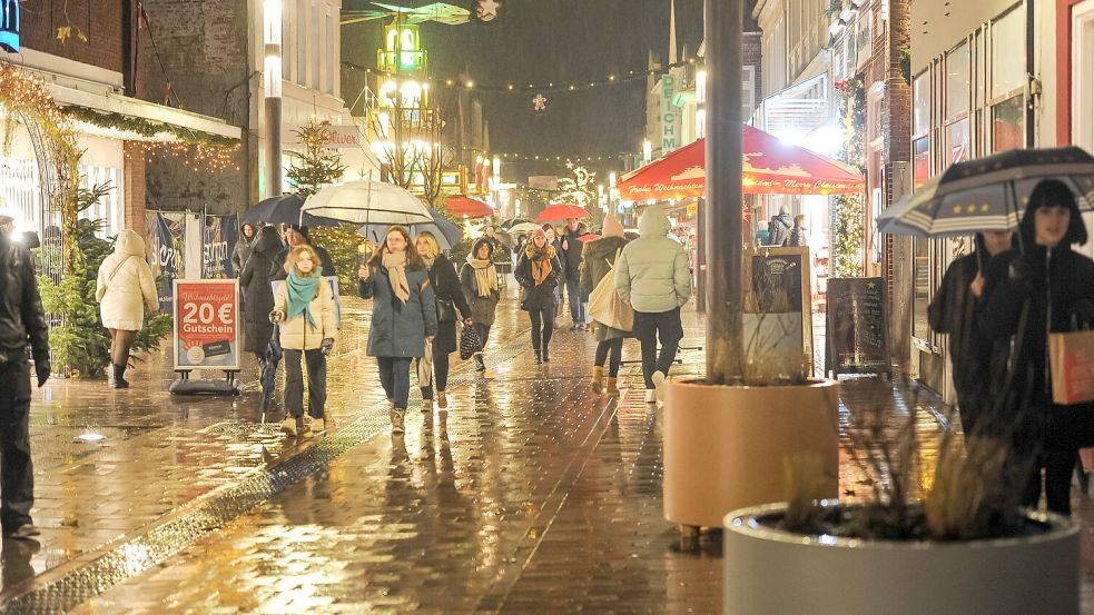 Am XXL-Sonnabend vor dem zweiten Advent waren die Geschäfte in der Auricher Innenstadt lange geöffnet. Und auch am 23. Dezember werden sie laut Kaufmannschaft nicht bestreikt, sondern ganz normal geöffnet sein. Foto: Stephan Friedrichs