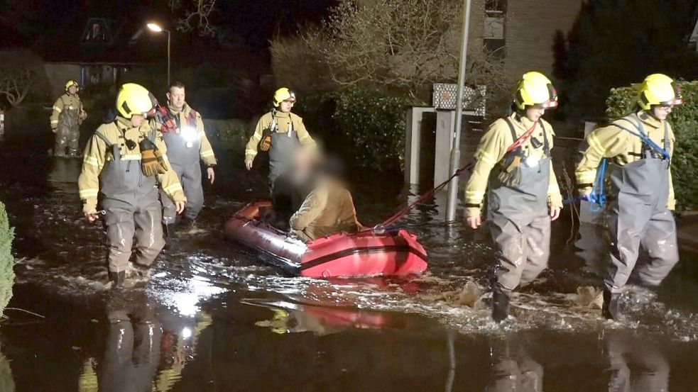 Einsatzkräfte der Feuerwehr evakuieren Anwohner im Bremer Stadtteil Borgfeld wegen des Hochwassers aus ihren Wohnhäusern. Foto: NordwestMedia/Kai Moorschlatt