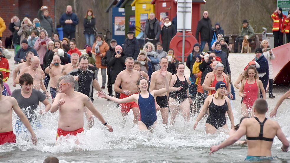 Im Januar stürmten rund 50 Schwimmer in den Tannenhausener Badesee. Foto: Thomas Dirks