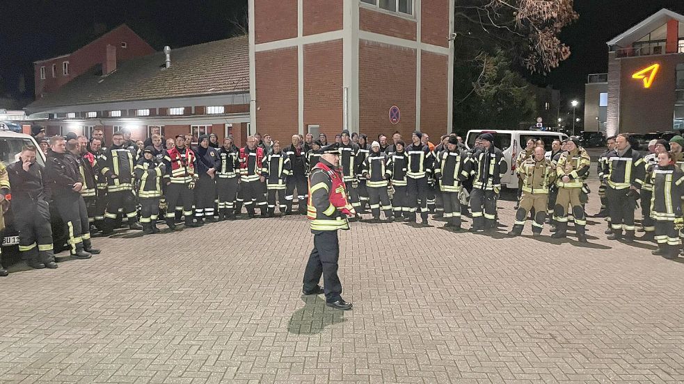 Kreisbrandmeister Ralf Heykants (vorne) schickte am Freitagnachmittag die Einsatzkräfte der Kreisfeuerwehrbereitschaft Leer-Süd zur Unterstützung nach Meppen. Foto: Janßen/Kreisfeuerwehr Leer