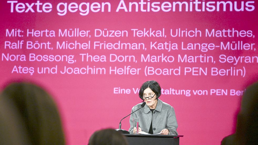 Die Schriftstellerin Herta Müller nimmt an der „Nie wieder“ ist jetzt! - Lesung im Deutschen Theater teil. Foto: picture-alliance/dpa