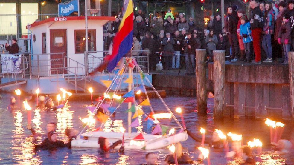 Das Fackelschwimmen im Auricher Hafen – hier ein Foto von 2014 – lockte stets Hunderte Schaulustige. Foto: Archiv/Bogena