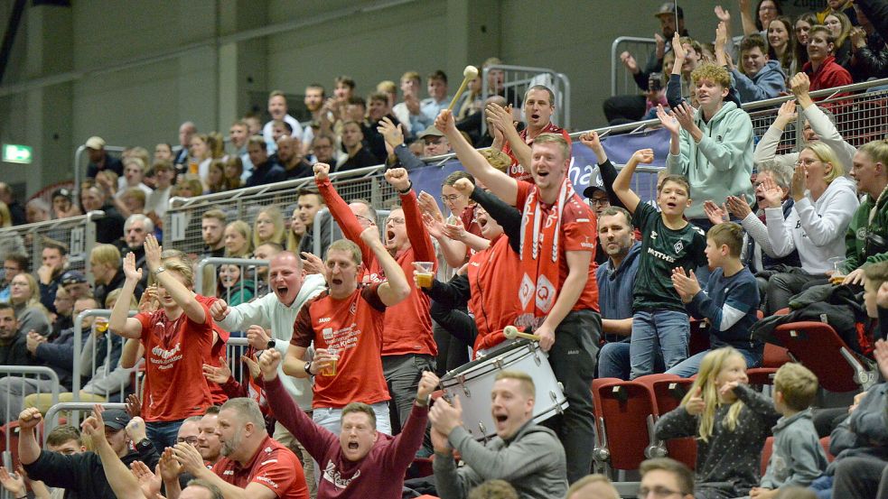 Die Fans des TuS Westerende hatten Grund zum Jubeln. Ihre Mannschaft zog mit Ihlow in die nächste Runde ein. Fotos: Bernd Wolfenberg