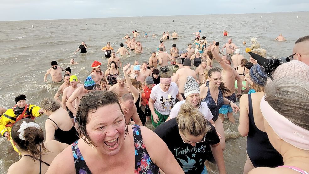 Mit sichtlich guter Laune kamen die Teilnehmer nach ihrem Bad wieder aus der Nordsee. Foto: Rebecca Kresse
