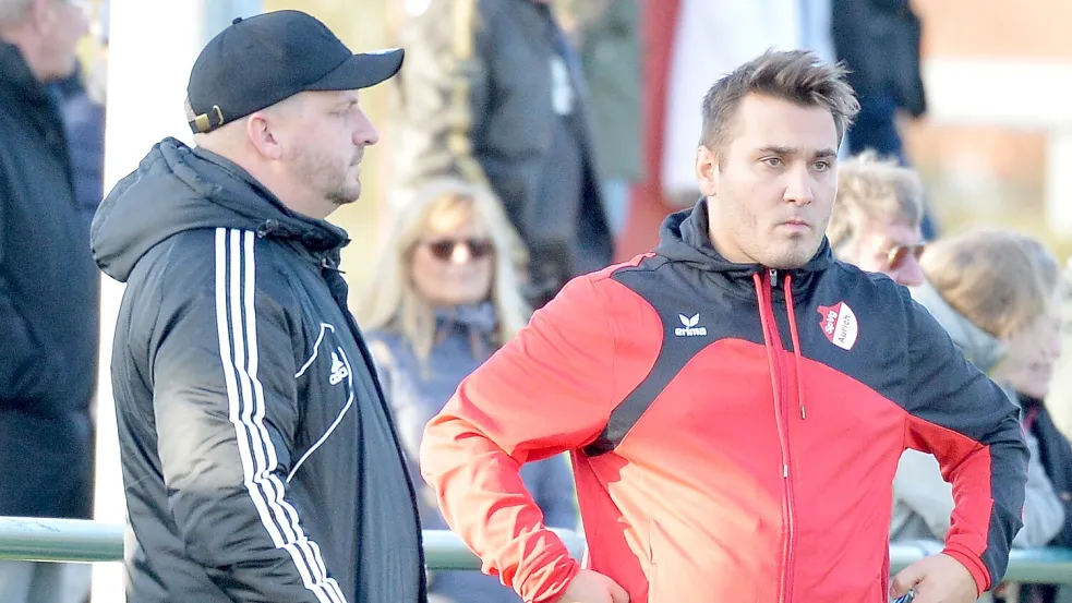 Das Bild trügt: Aurichs Trainer Claudio Casto (rechts) geht optimistisch in die Rückrunde der Bezirksliga.Foto: Bernd Wolfenberg