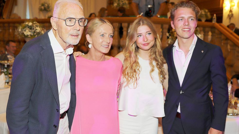 Heidi und Franz Beckenbauer mit ihren Kindern Francesca und Joel auf einer Gala aus dem Jahr 2022. Foto: imago-images/Sammy Minkoff