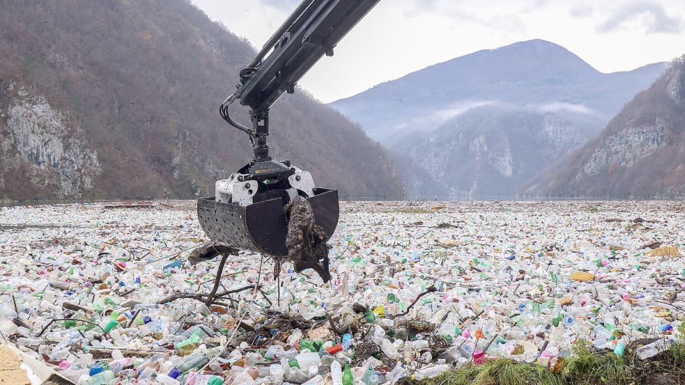 Ob Äste, Fässer, Tierkadaver, Autoreifen oder das unübersehbare Meer von auf der Wasseroberfläche treibenden Plastikflaschen: Der Fluss Drina bietet ein erschreckendes Bild der gescheiterten Abfallversorgung dar. Foto: imago images/Pixsell/Armin Durgut